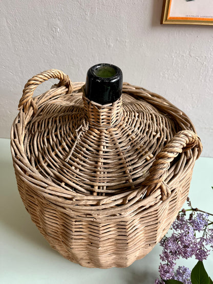 Dame Jeanne ancienne dans son panier