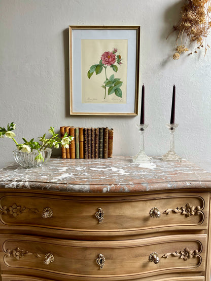 Commode gravée fleurs plateau en marbre