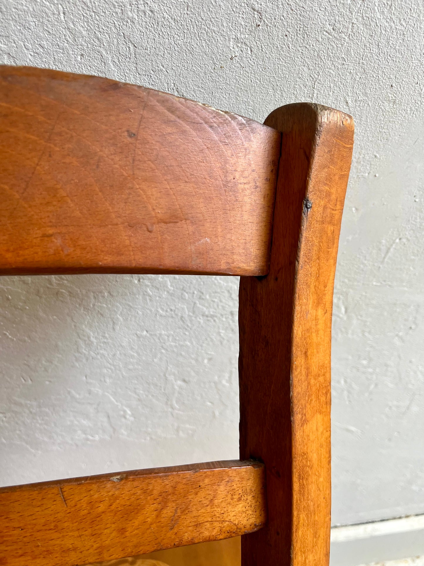 Chaise bistrot assise gravée claire