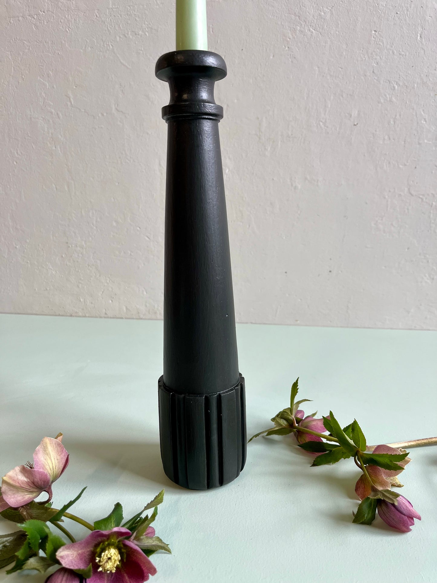 Bougeoir en bois sculpté noir