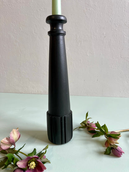 Bougeoir en bois sculpté noir