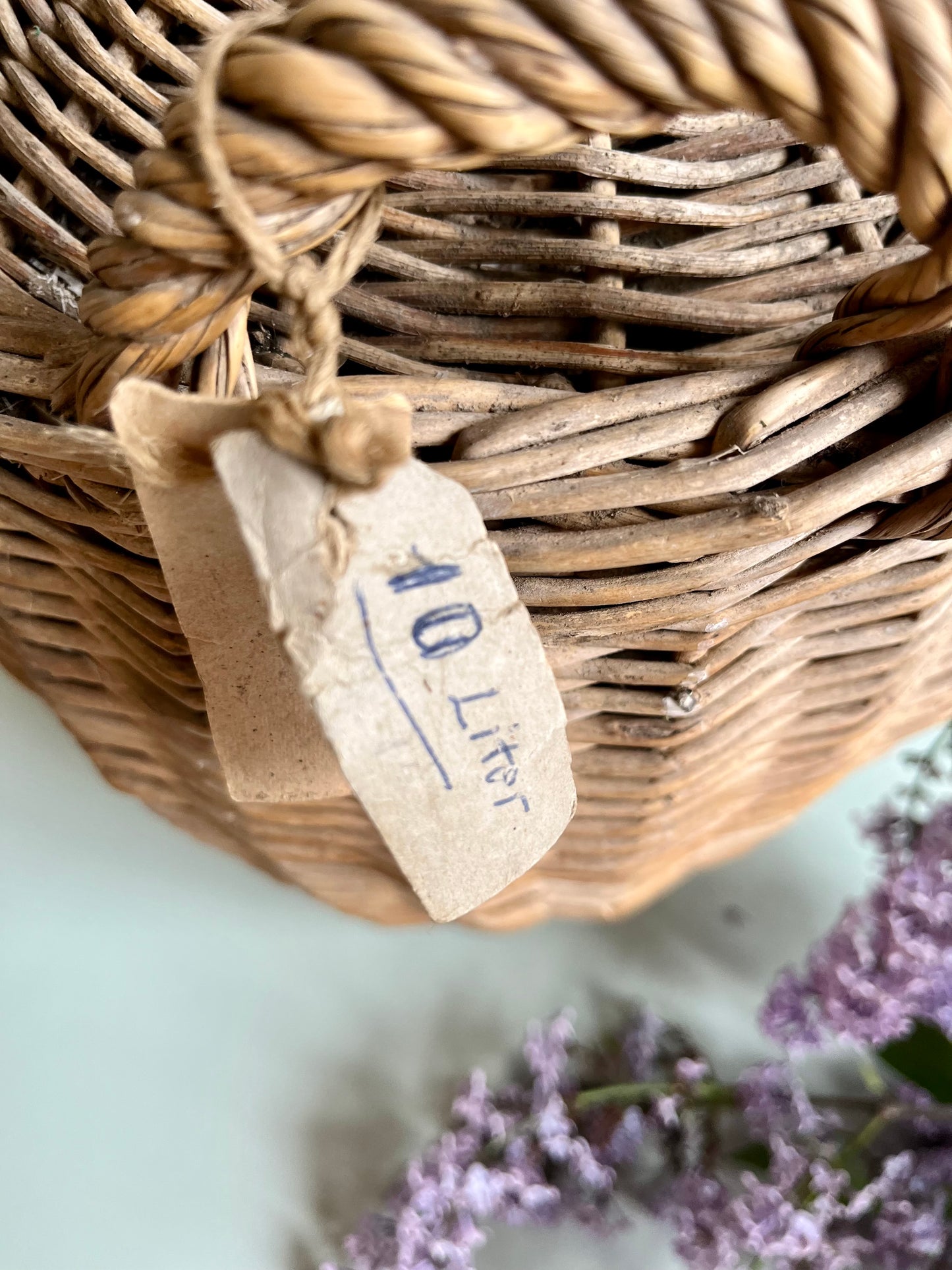 Dame Jeanne ancienne dans son panier