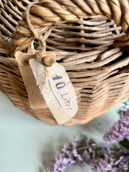 Dame Jeanne ancienne dans son panier