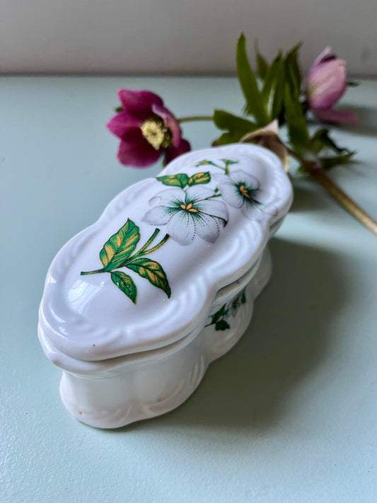 Petite boîte en porcelaine décor floral