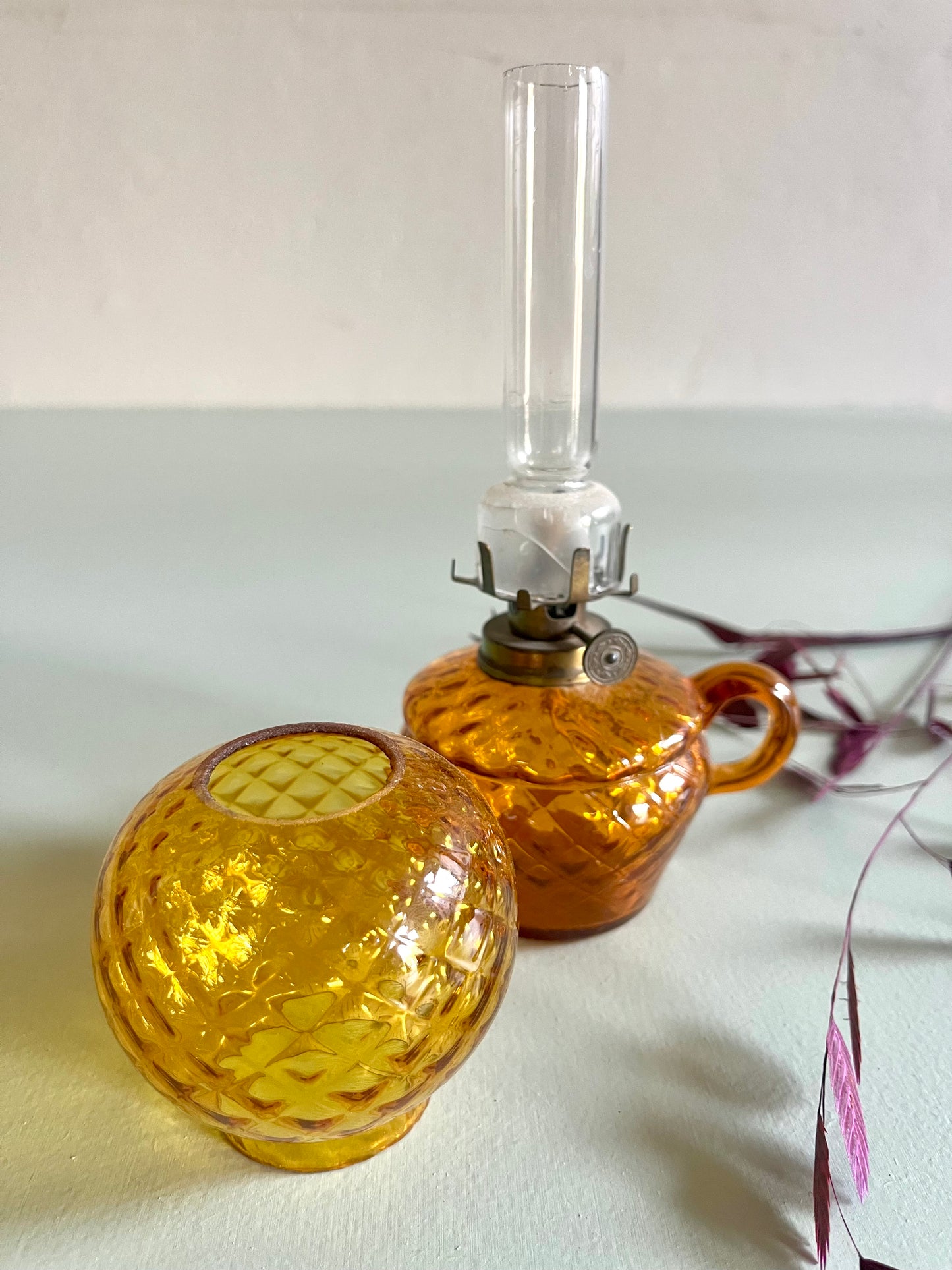Lampe à huile en verre jaune   Patine