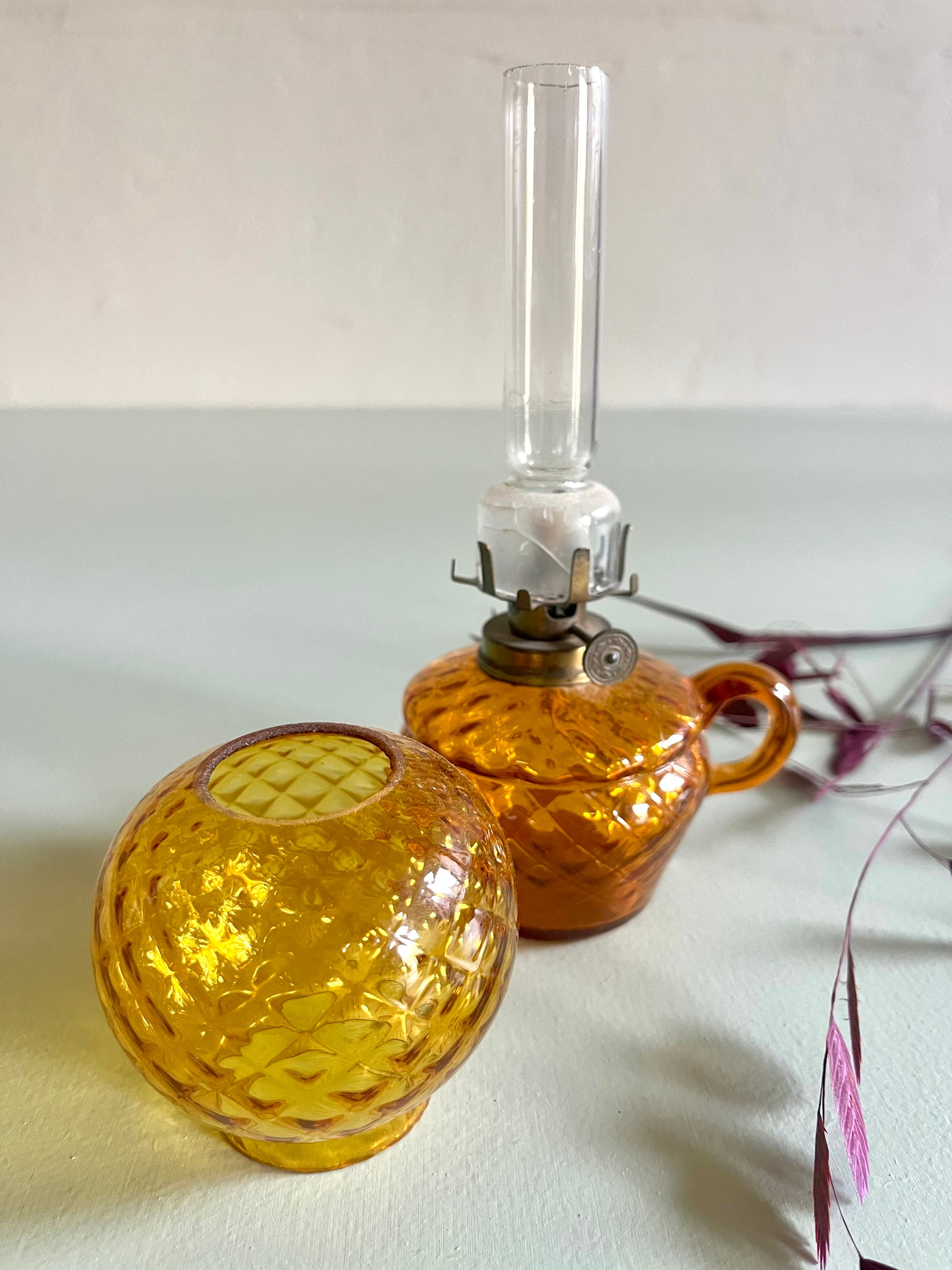 Lampe à huile en verre jaune   Patine