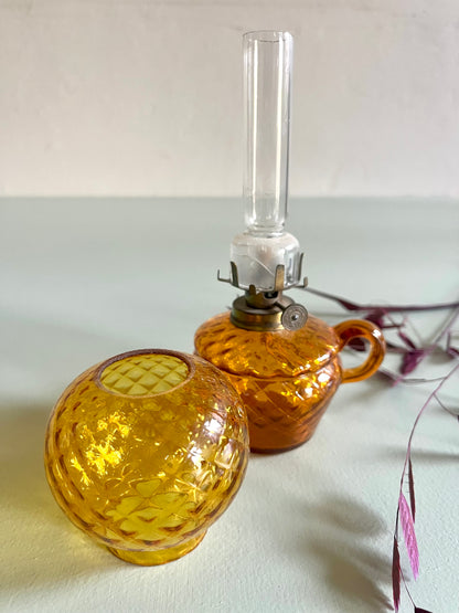Lampe à huile en verre jaune   Patine