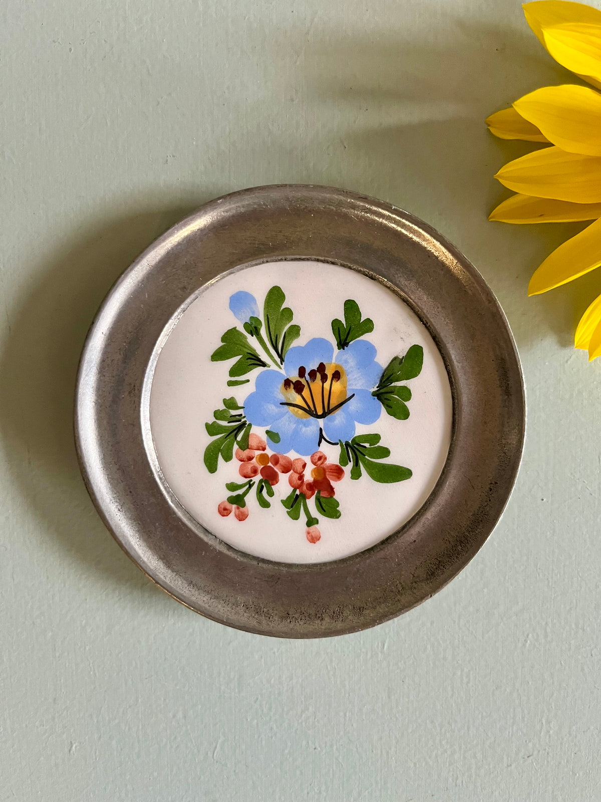Médaillons muraux vintage en céramique et étain – lot de 2  Décoration Patine