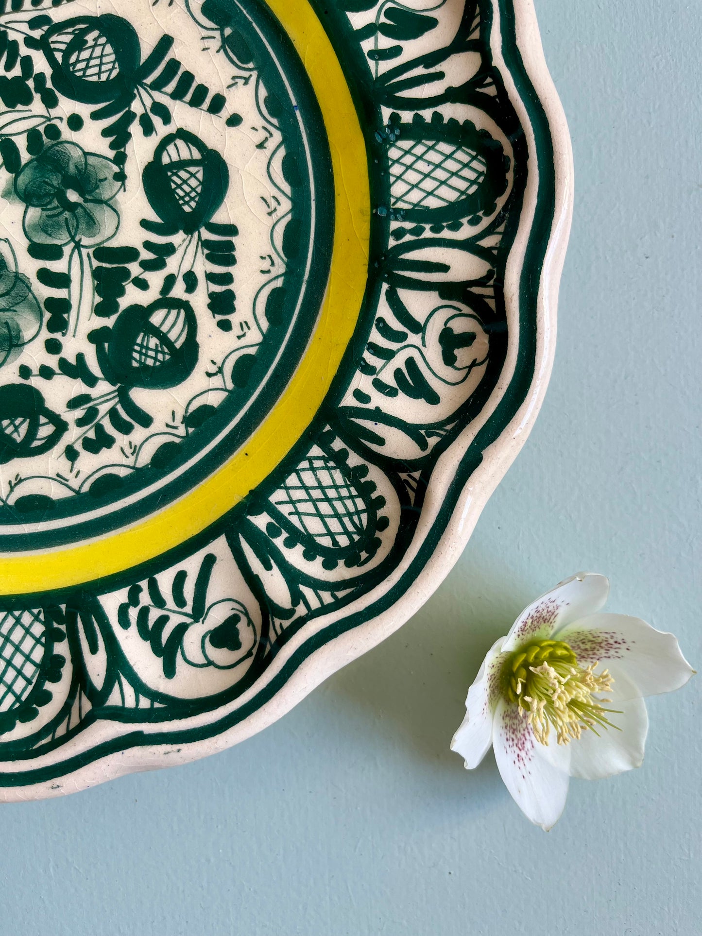 Assiette décorative en faïence vert et jaune