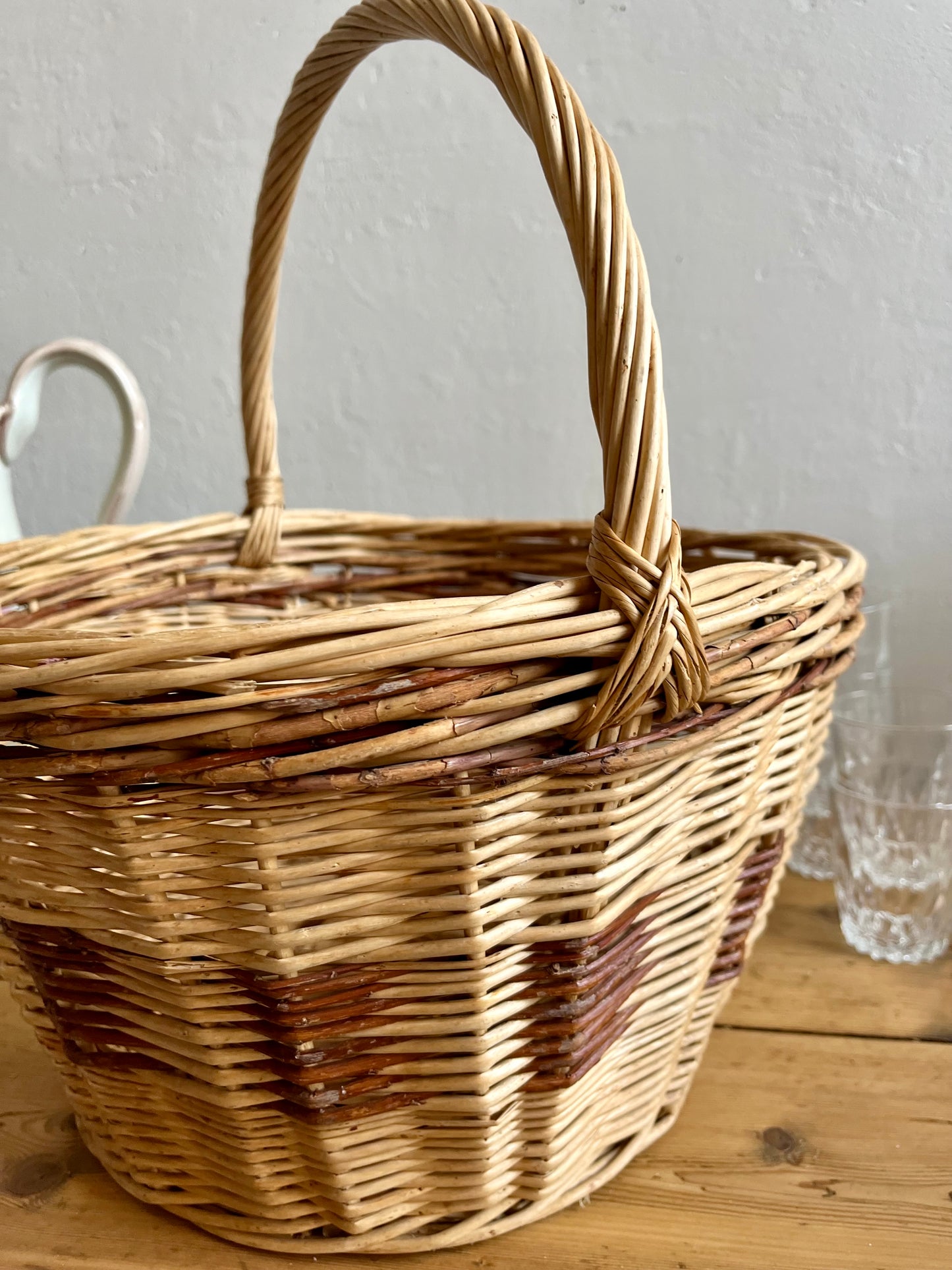 Panier ancien en osier bi couleur   Patine