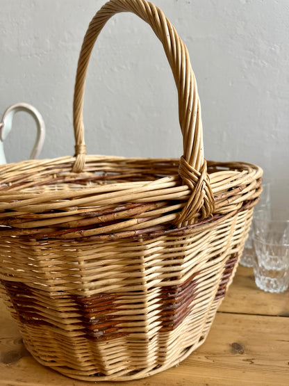 Panier ancien en osier bi couleur   Patine
