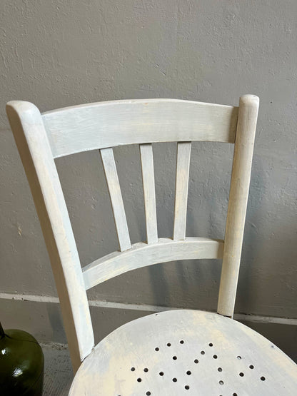 Chaise patinée blanche 1