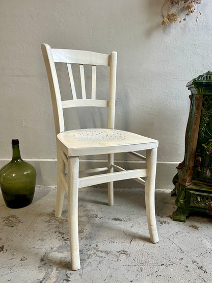 Chaise patinée blanche 1