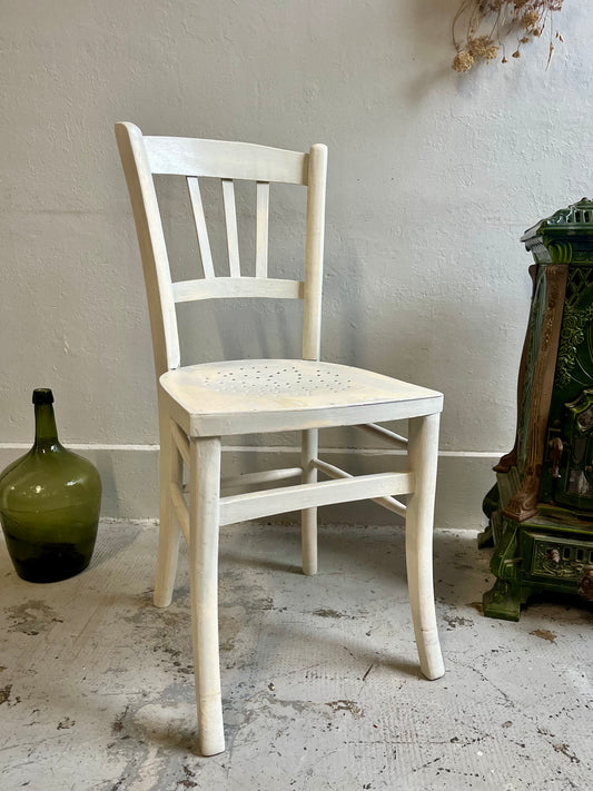 Chaise patinée blanche 1