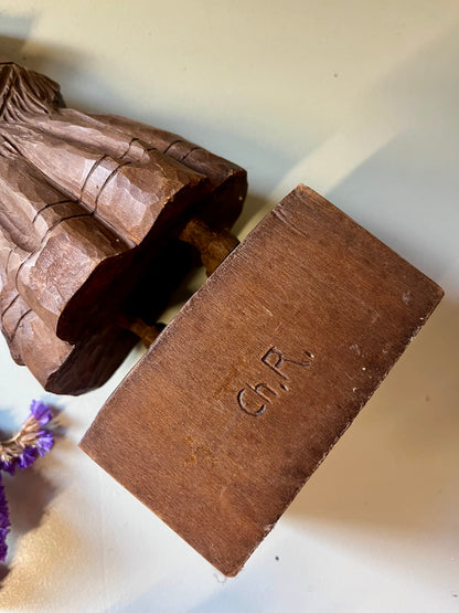 Statuette petite alsacienne en bois