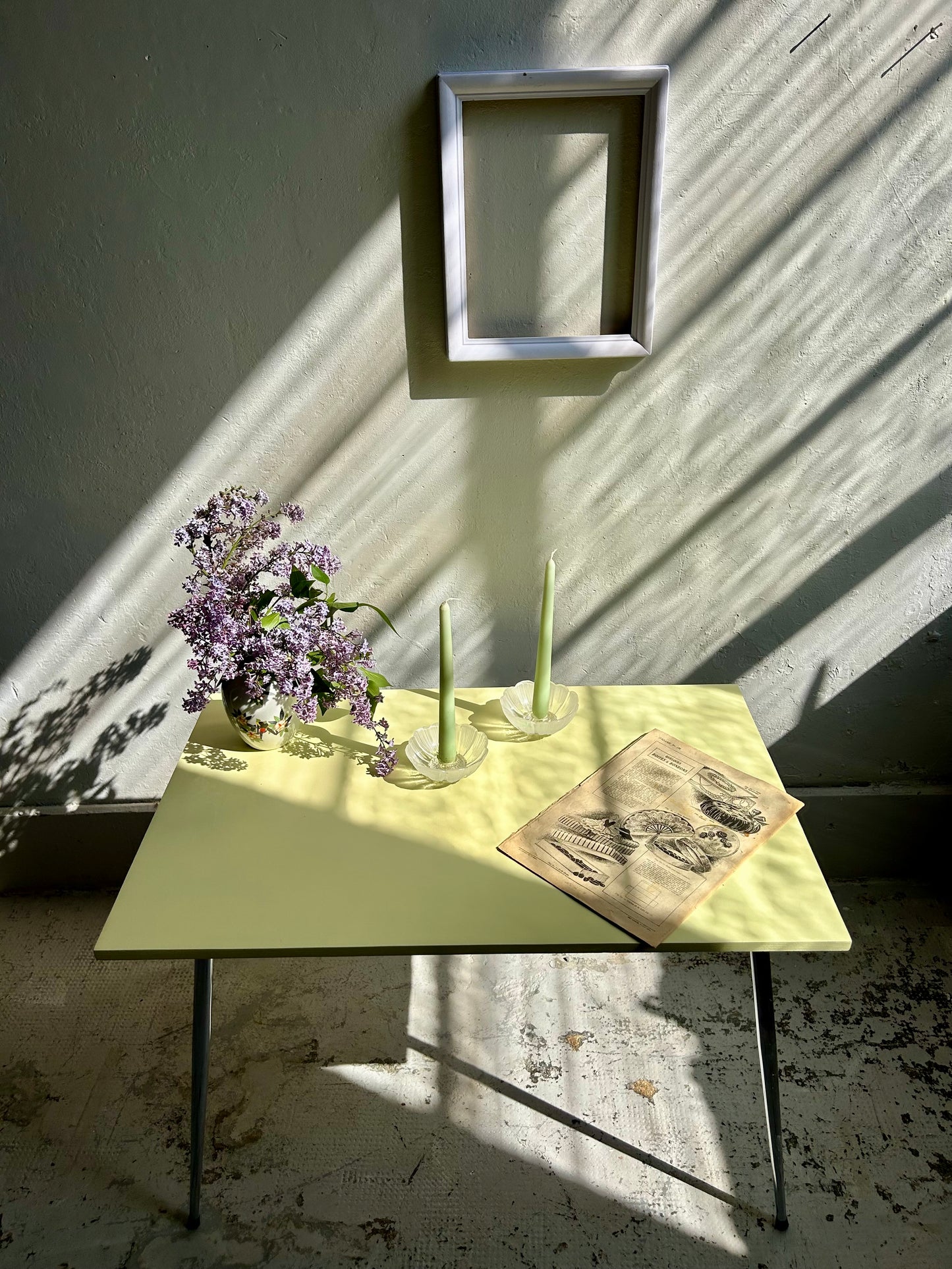 Table basse 70’s jaune pieds compas