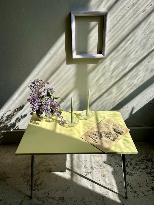 Table basse 70’s jaune pieds compas