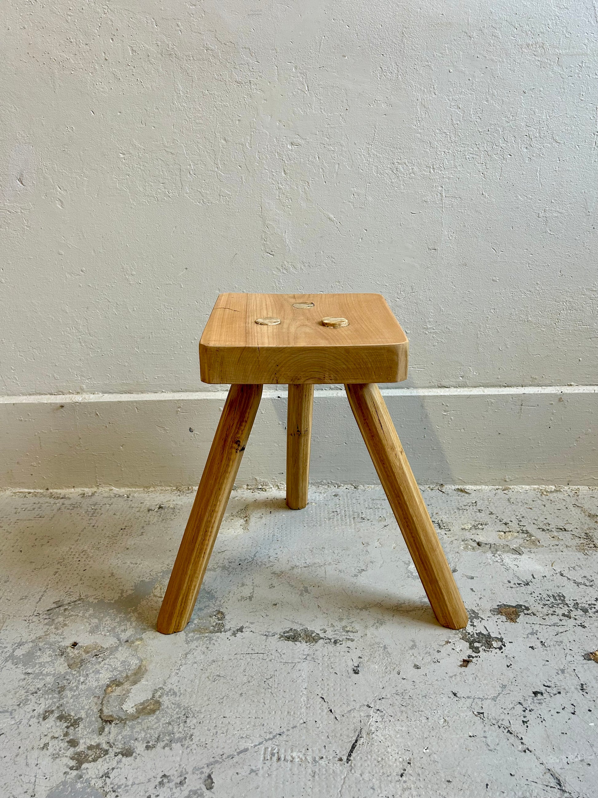Tabouret de ferme tripode - assise en orme  Meubles Patine