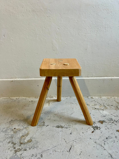 Tabouret de ferme tripode - assise en orme  Meubles Patine