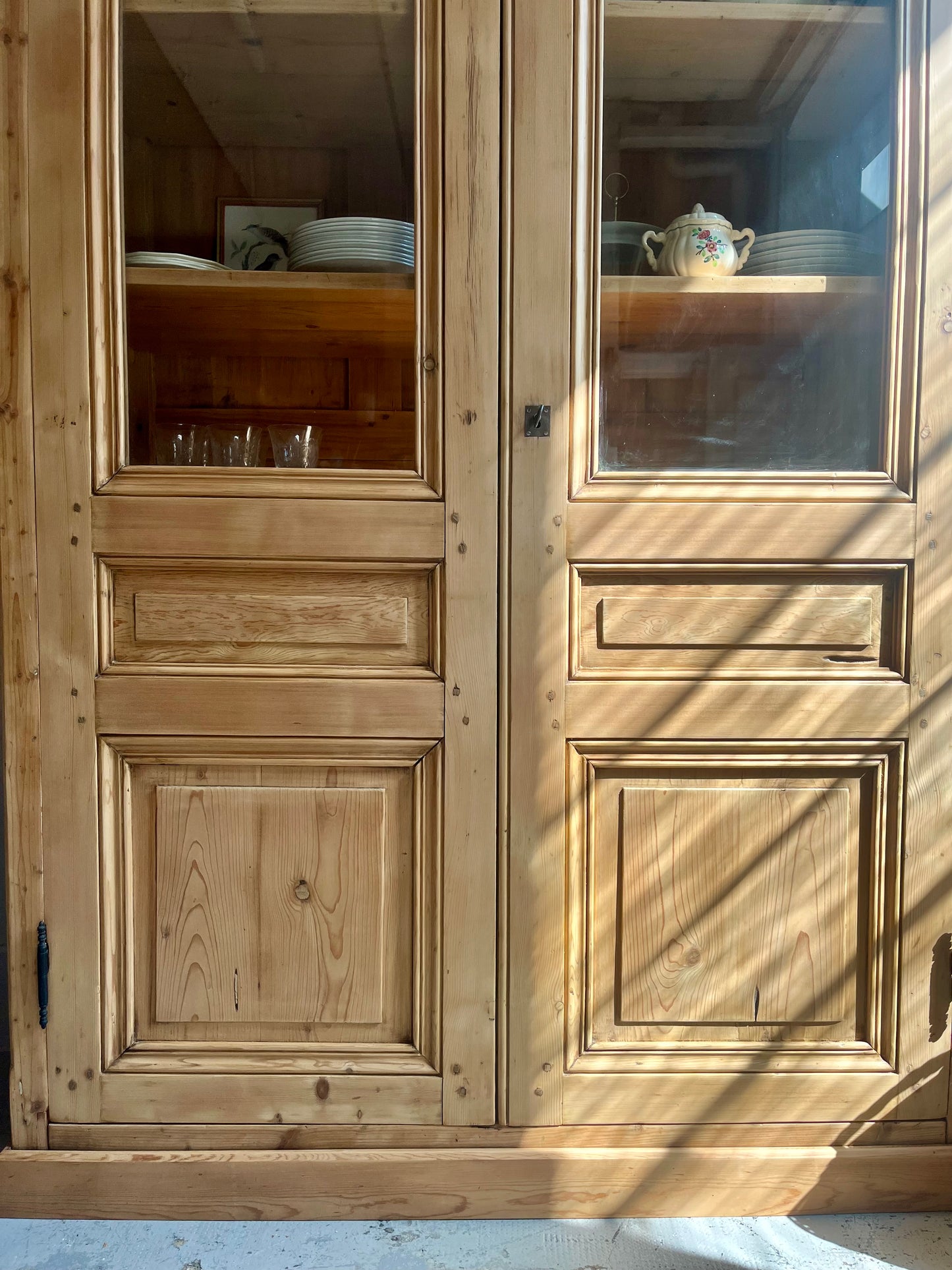 Armoire vaisselier ancien en pin massif portes vitrées