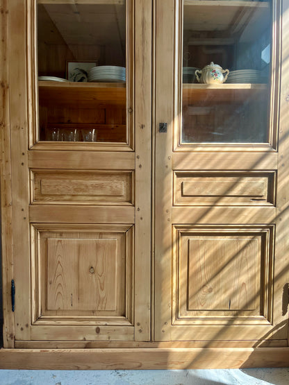 Armoire vaisselier ancien en pin massif portes vitrées
