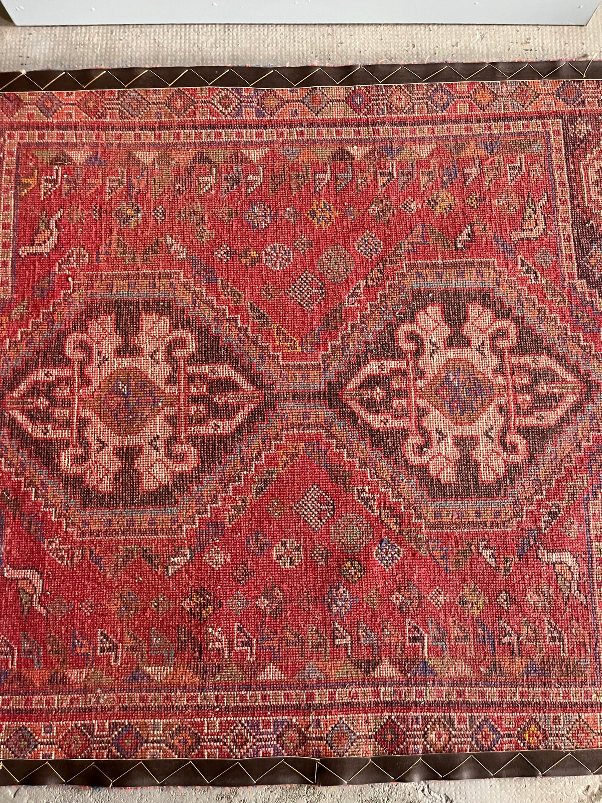 Tapis ancien à motifs  Décoration Patine