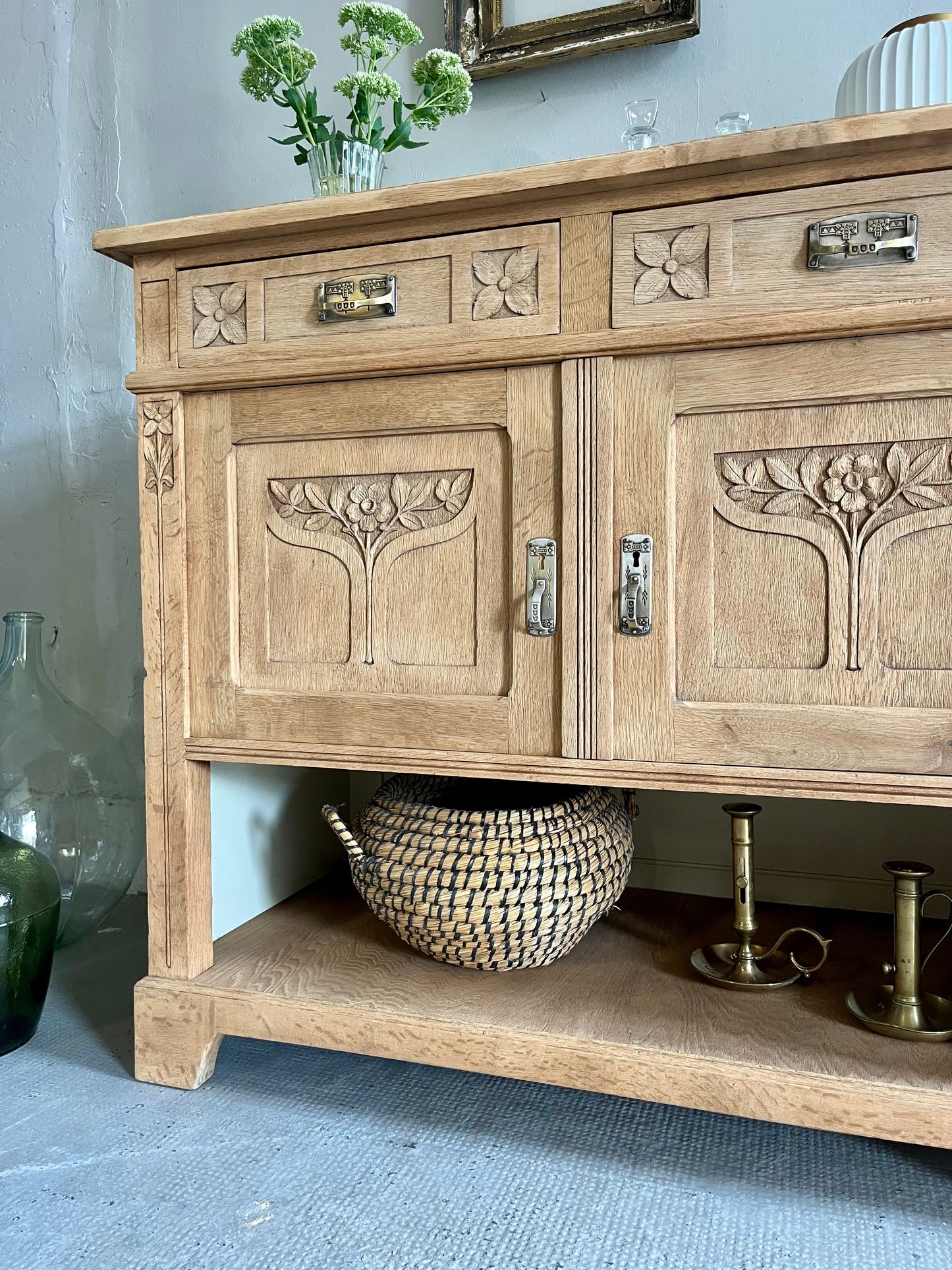 Buffet ancien en chêne sculpté  Meubles Patine