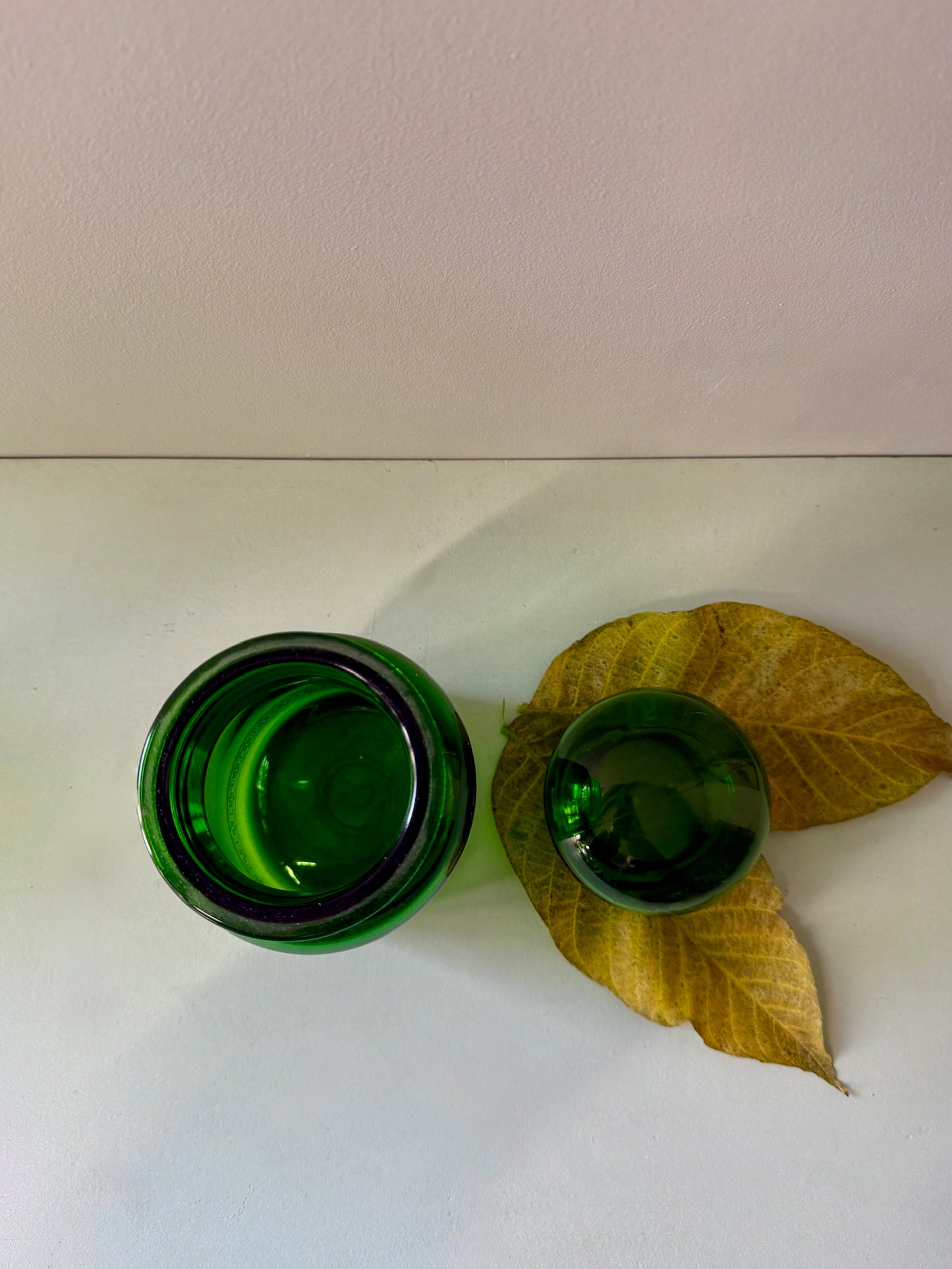 Pot d’apothicaire vintage en verre vert et doré