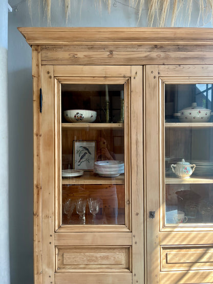 Armoire vaisselier ancien en pin massif portes vitrées