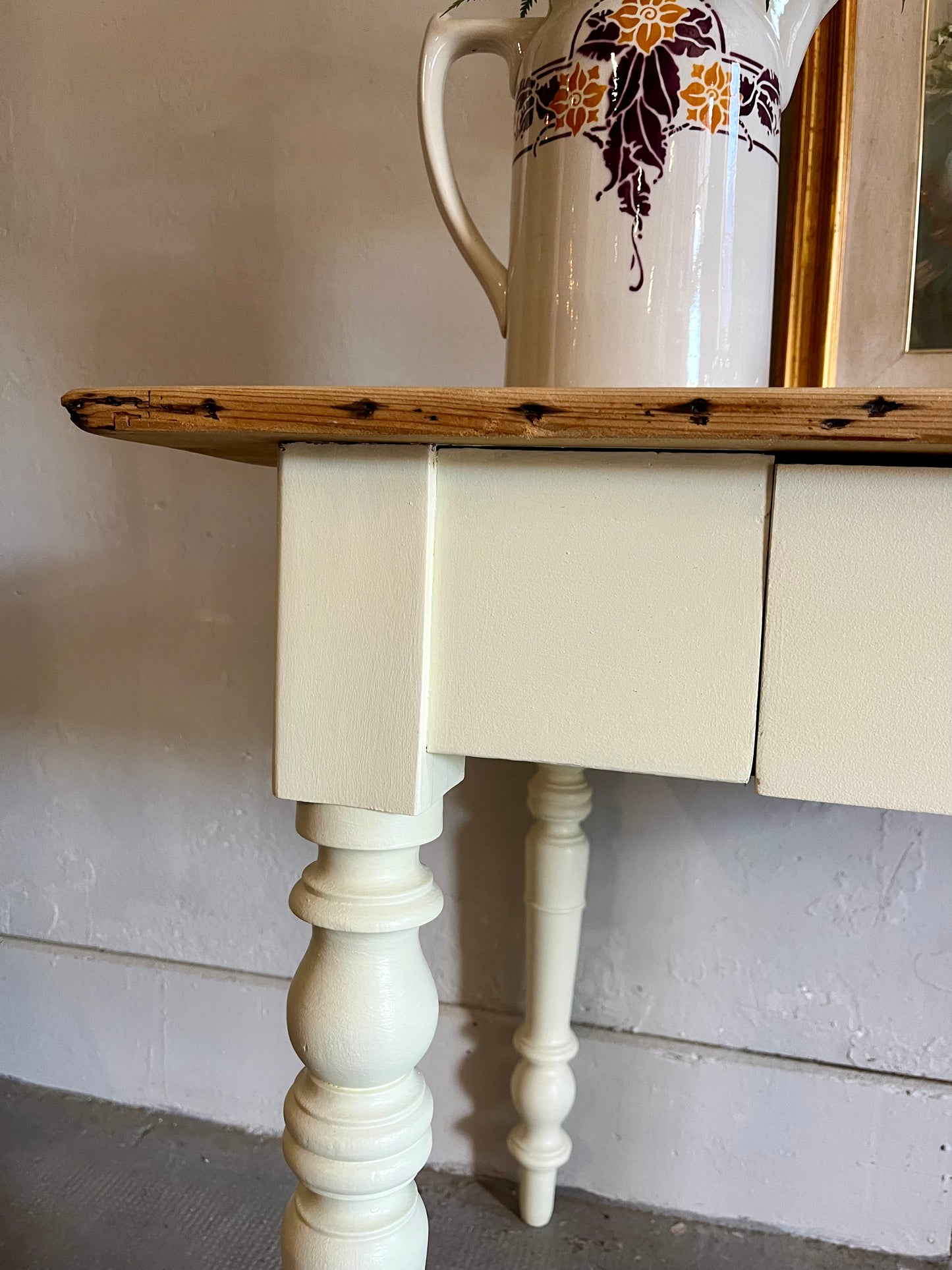 Table pieds tournés bois et crème