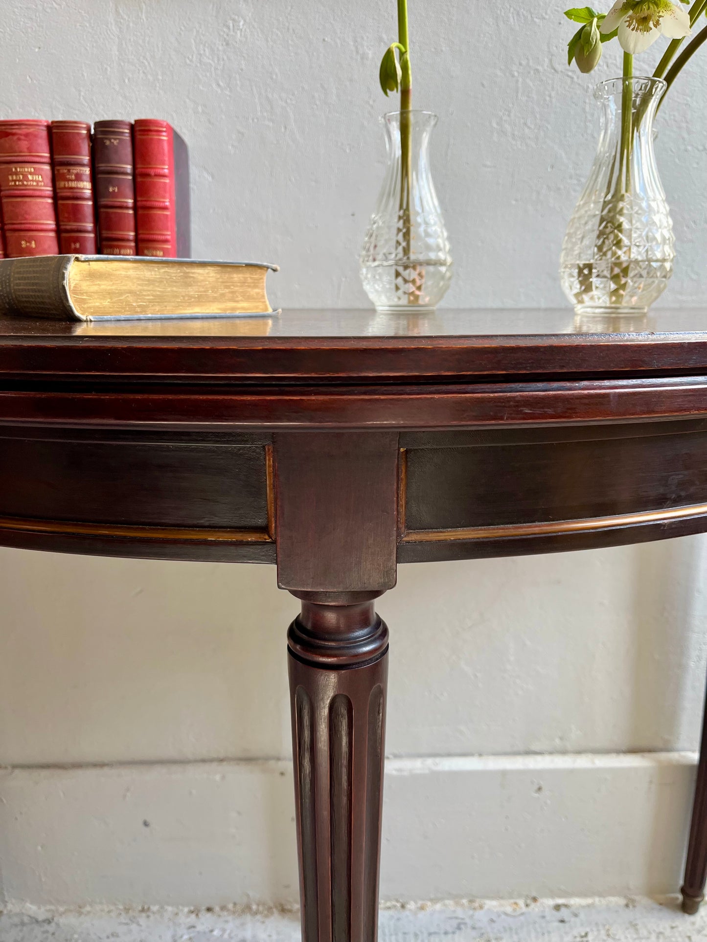 Table demi-lune acajou style Louis XVI