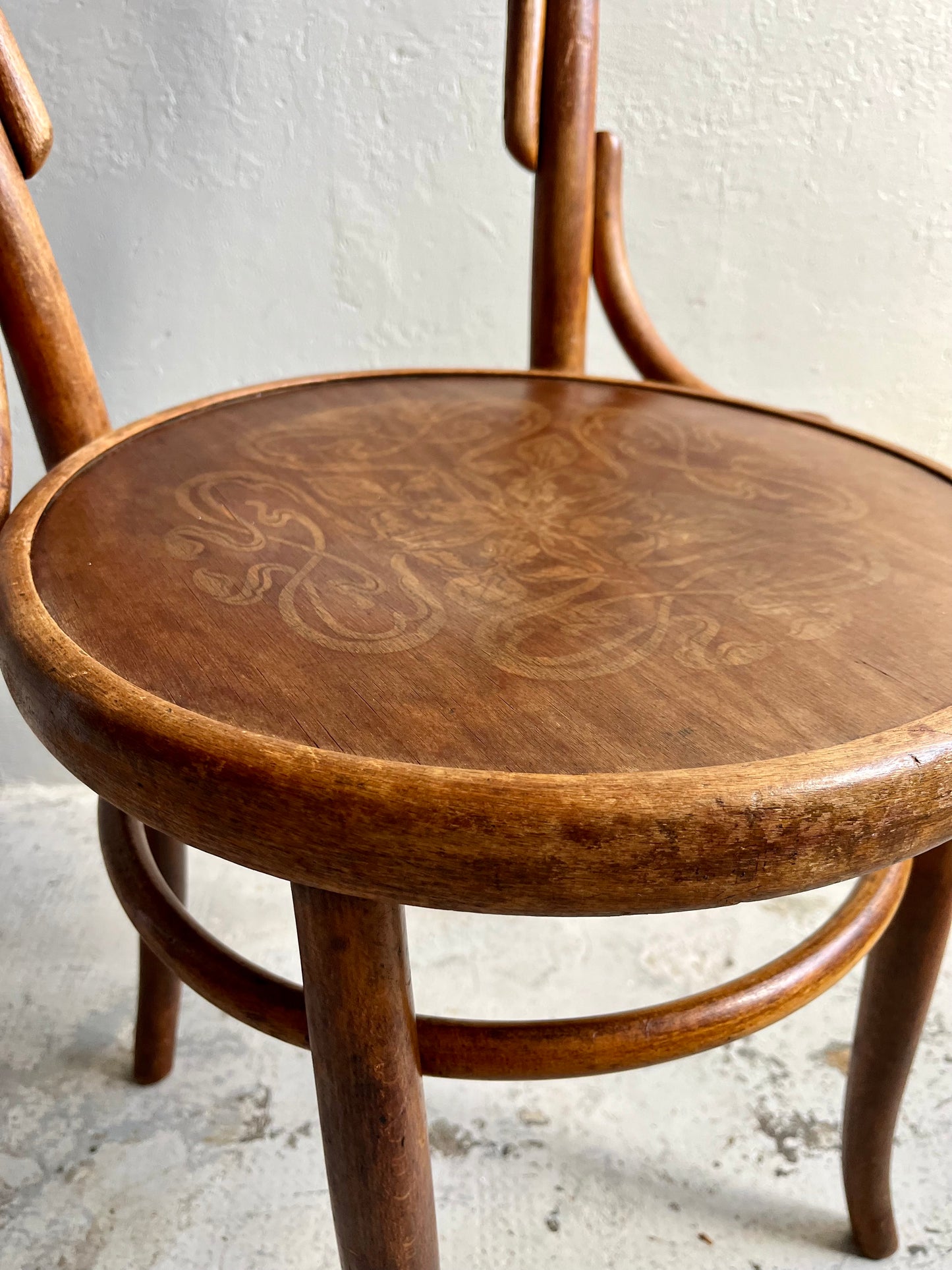 Chaise bistrot gravée