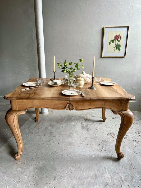 Table ancienne en noyer style Louis XV