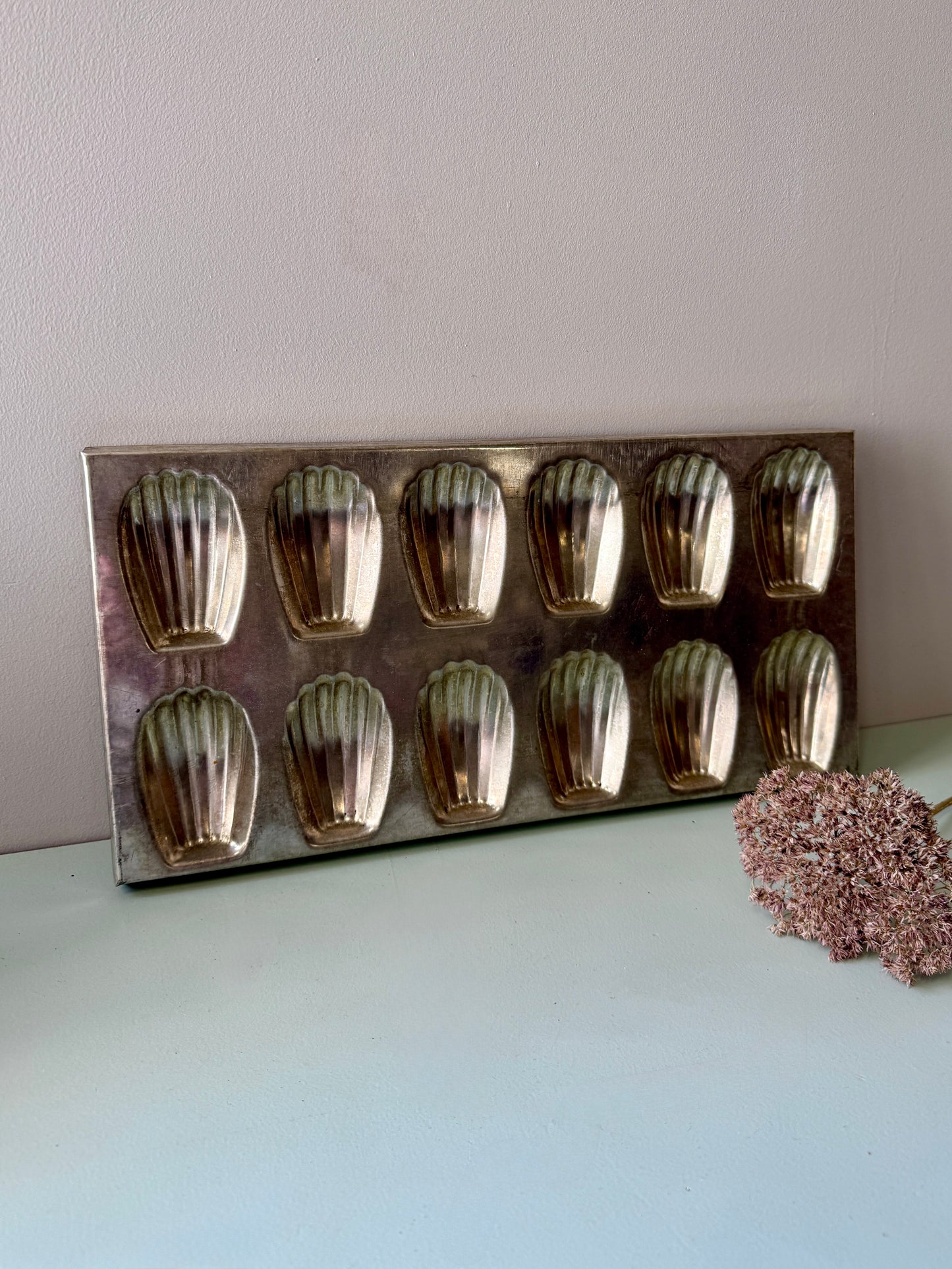 Moule à madeleine métallique ancien de 12 pièces
