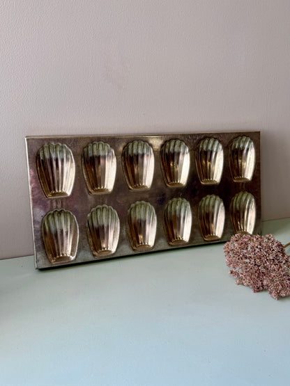 Moule à madeleine métallique ancien de 12 pièces