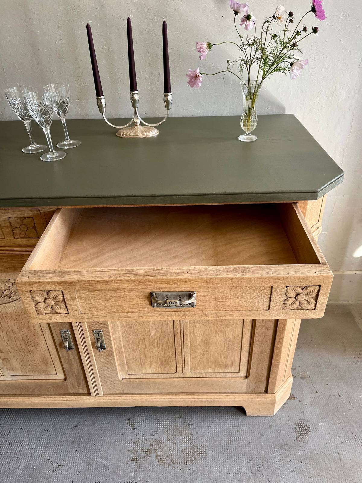 Buffet sculpté en chêne  Meubles Patine