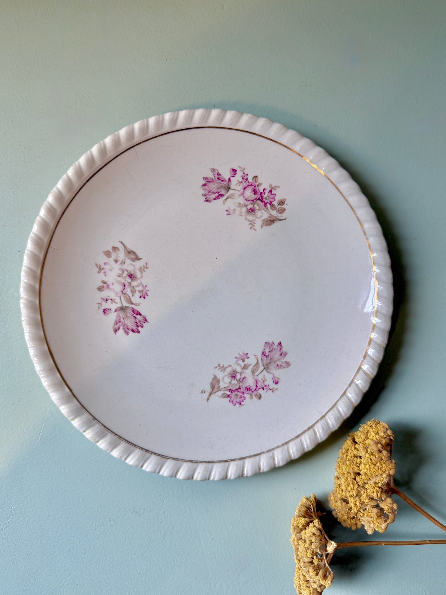 Assiette en faïence motifs floraux
