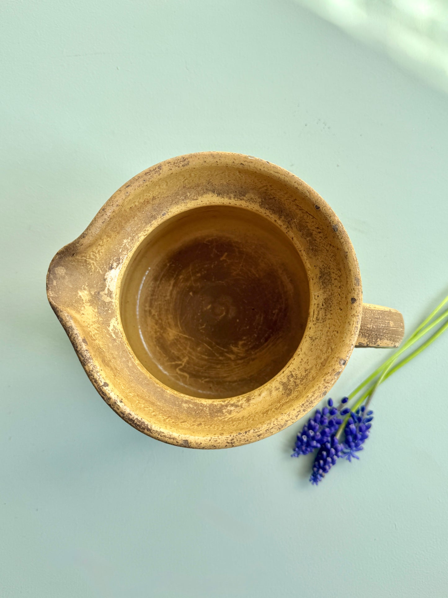 Pichet émaillé en terre cuite frise floral