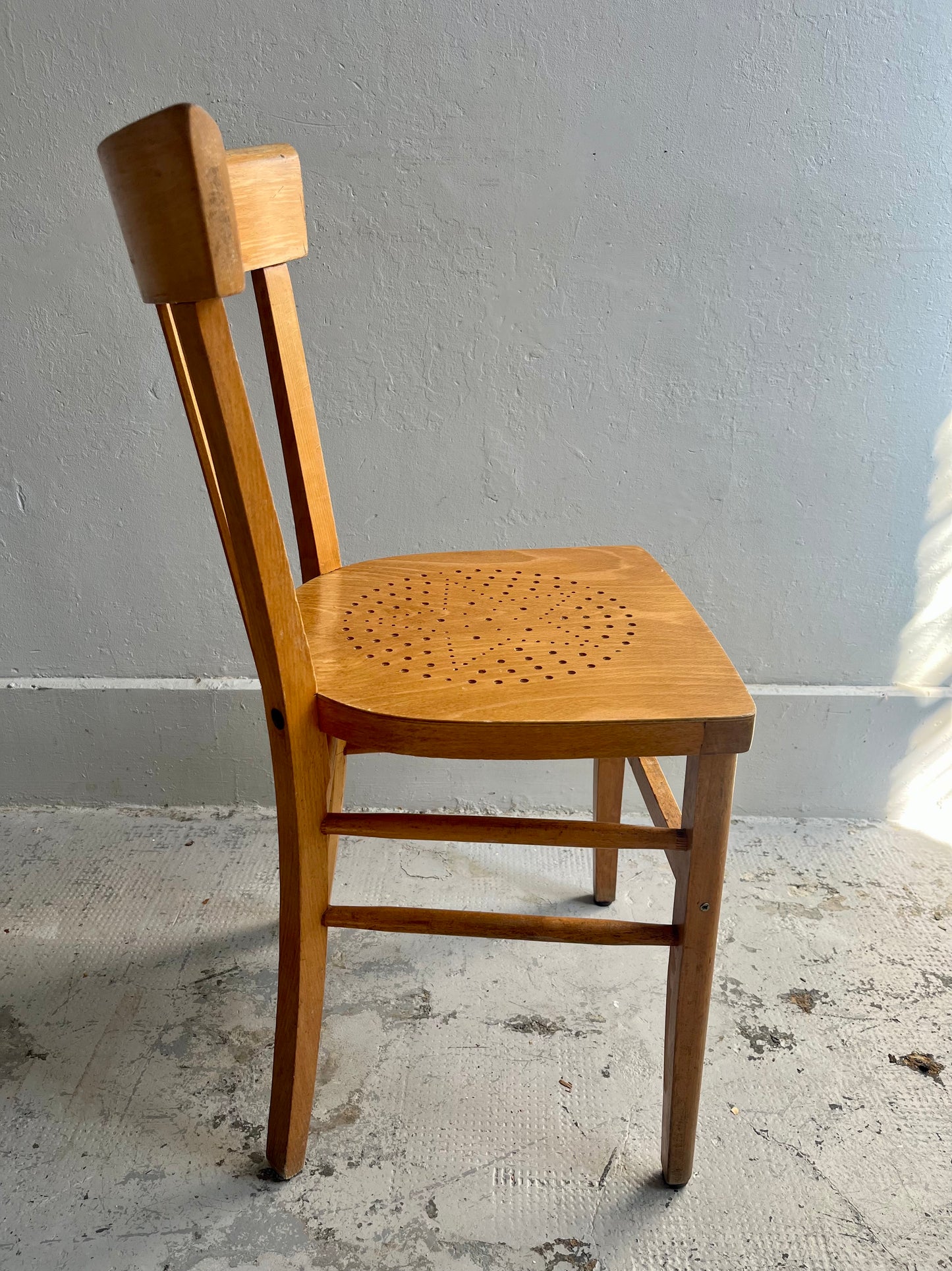 Chaise bistrot ancienne assise perforée étoile