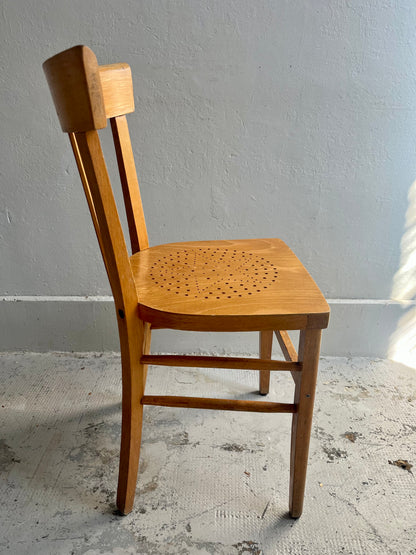 Chaise bistrot ancienne assise perforée étoile