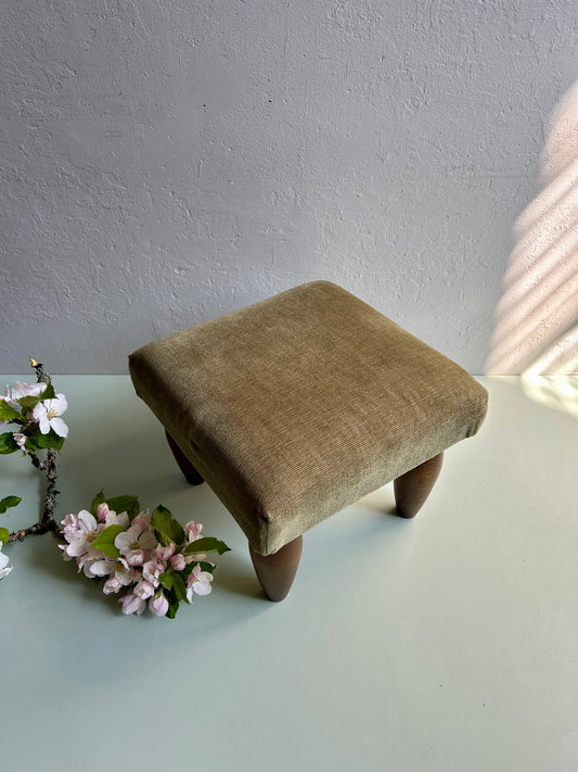 Repose pied en velours vert