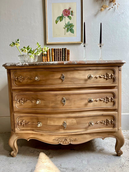 Commode gravée fleurs plateau en marbre