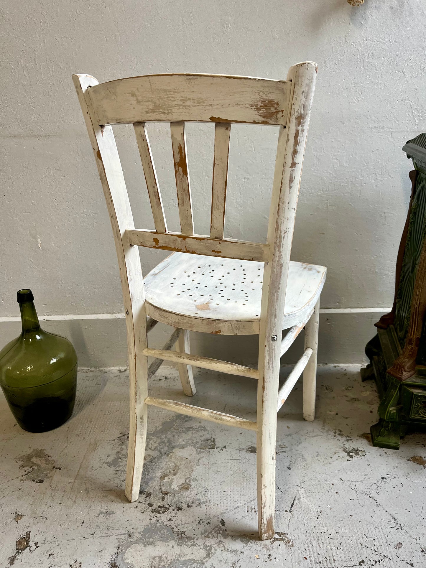 Chaise patinée blanche 2