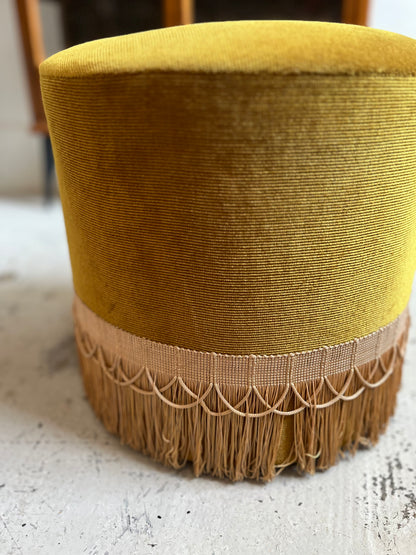 Pouf vintage en velours jaune moutarde à franges