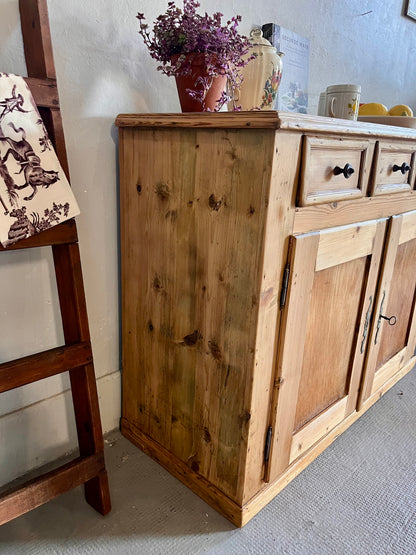 Buffet ancien en sapin 3 tiroirs   Patine