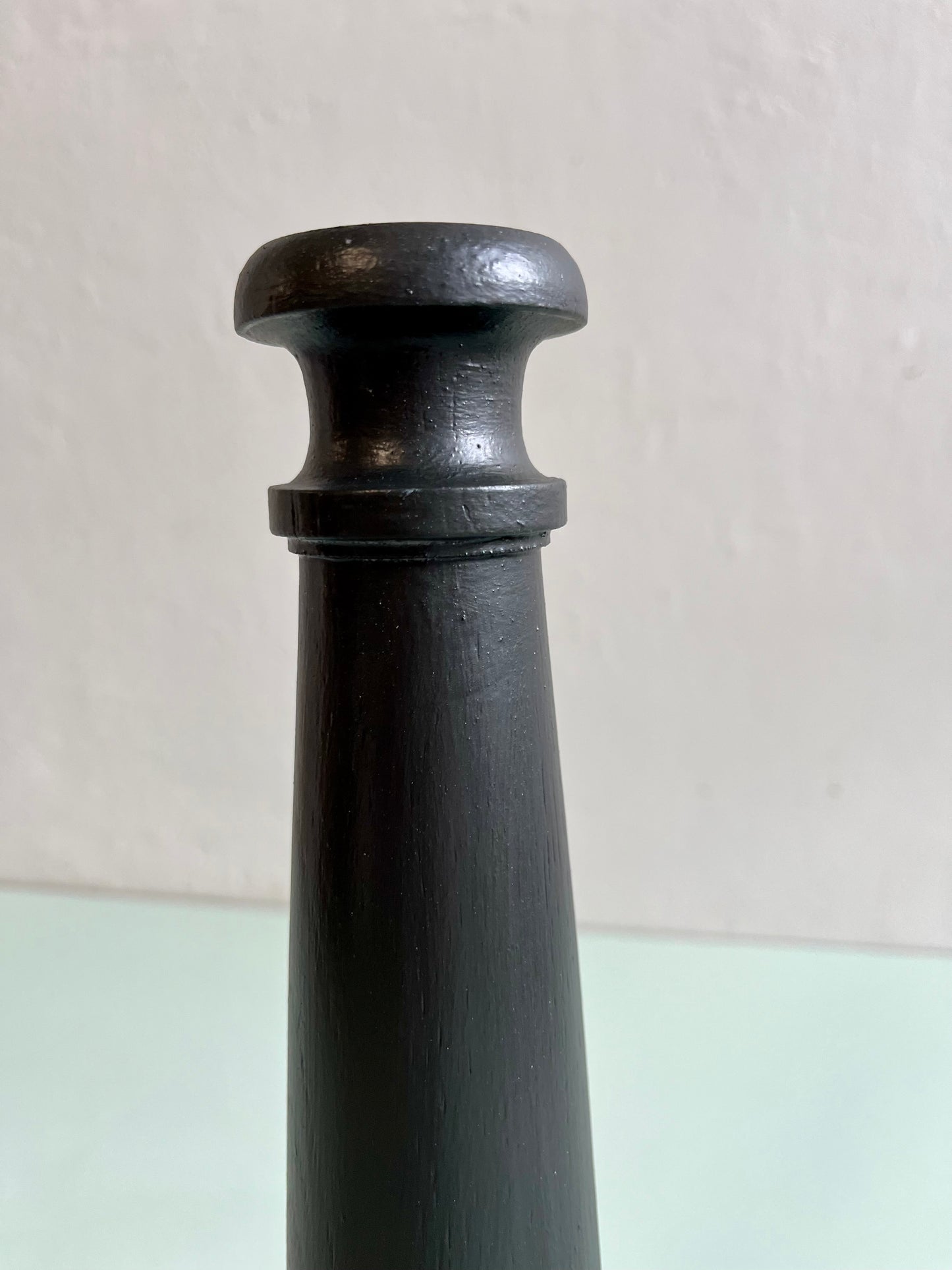 Bougeoir en bois sculpté noir