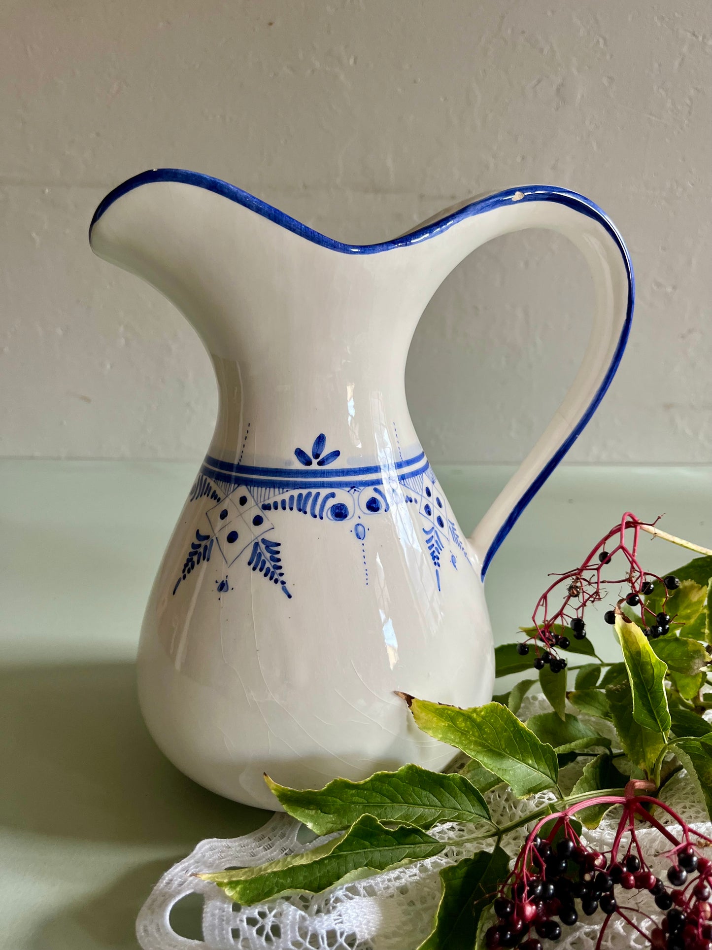 Pichet/broc ancien à motifs bleus  Vaisselle Patine