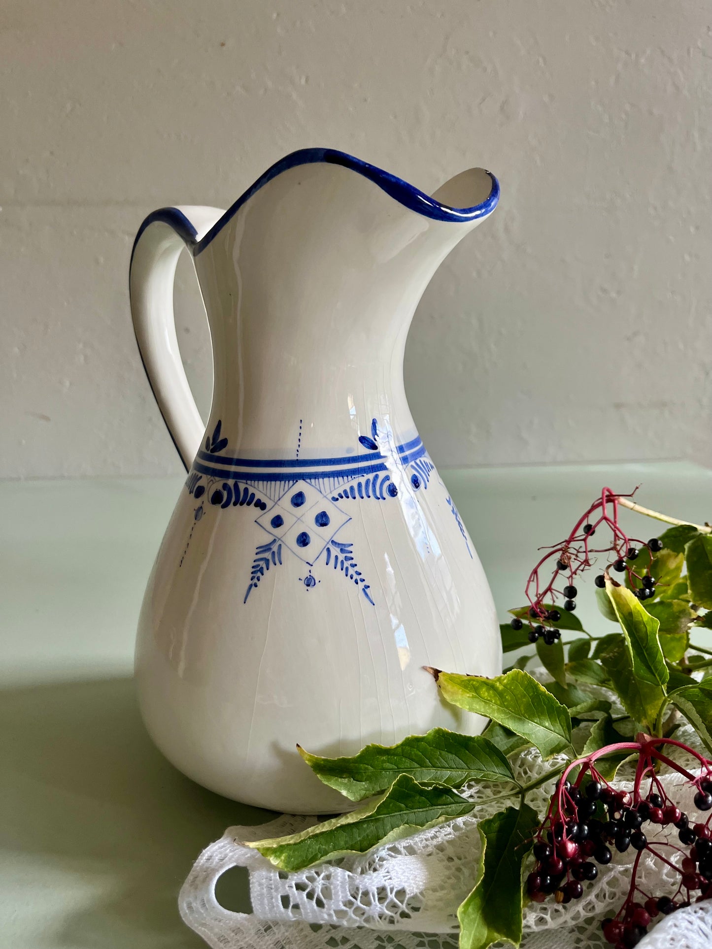 Pichet/broc ancien à motifs bleus  Vaisselle Patine