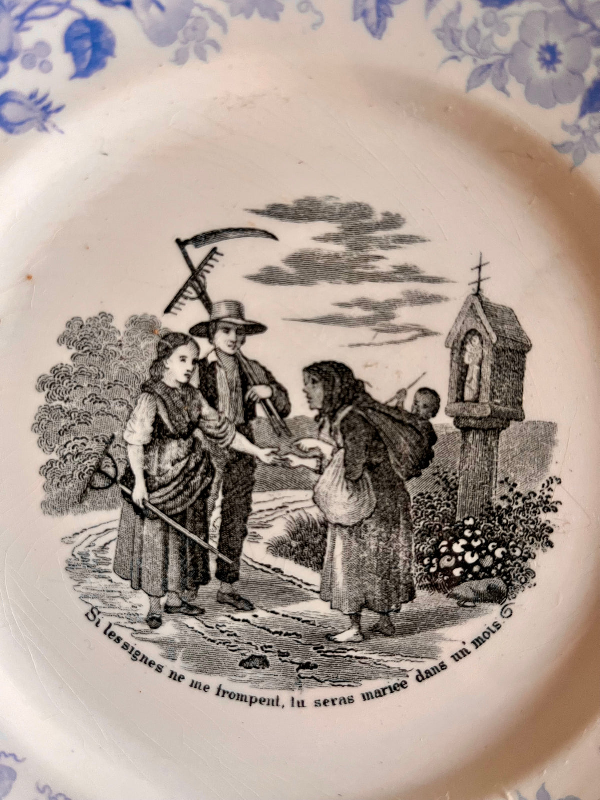 Assiette parlante ancienne – décor floral bleu  Vaisselle Patine