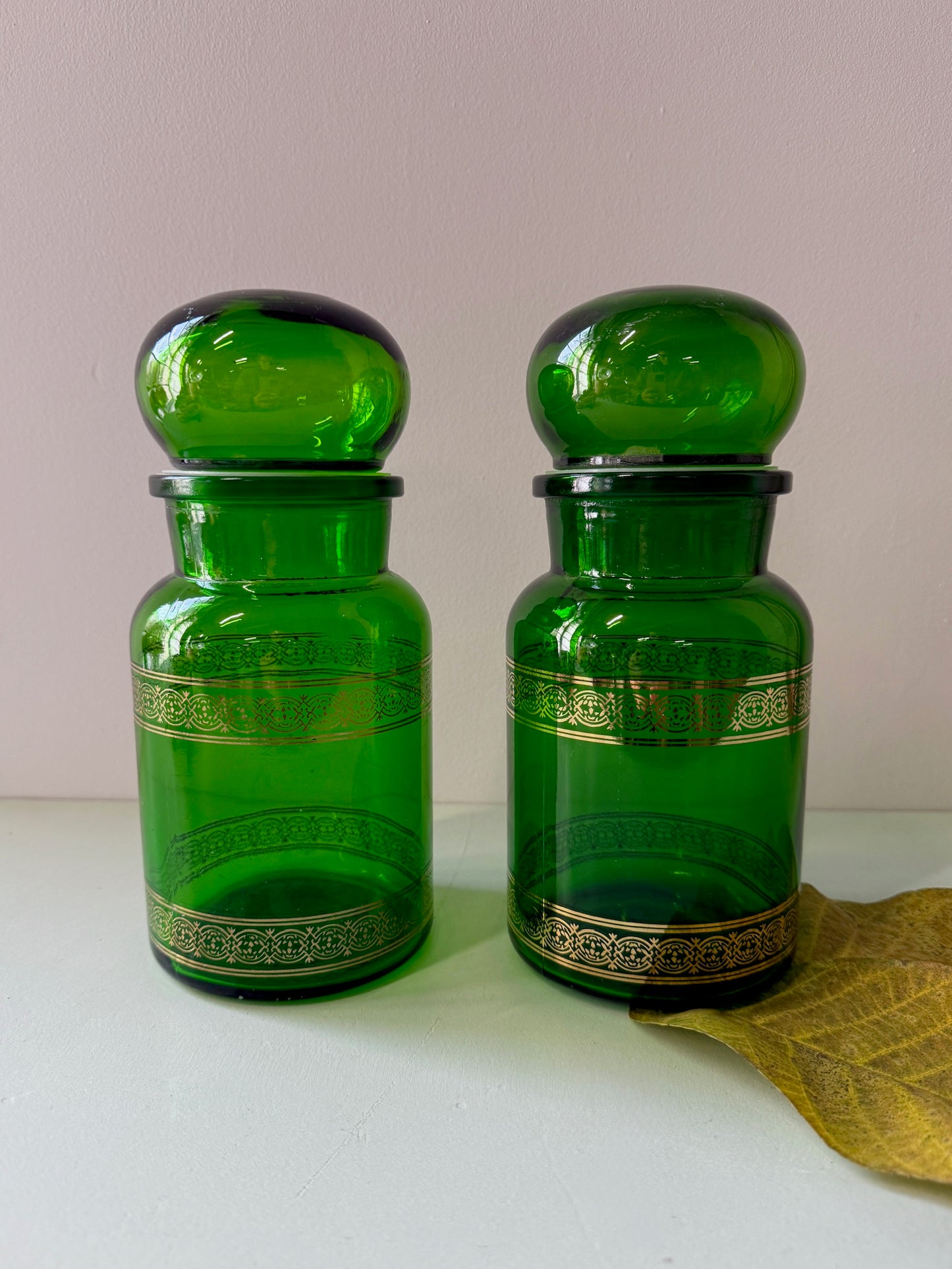 Pot d’apothicaire vintage en verre vert et doré